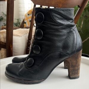 Miz Mooz Black Leather Ankle Boots Buttons Women’s Size 8-8.5 Read